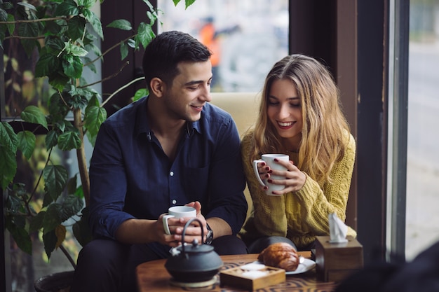 Paare in trinkendem kaffee der liebe in der kaffeestube Kostenlose Fotos