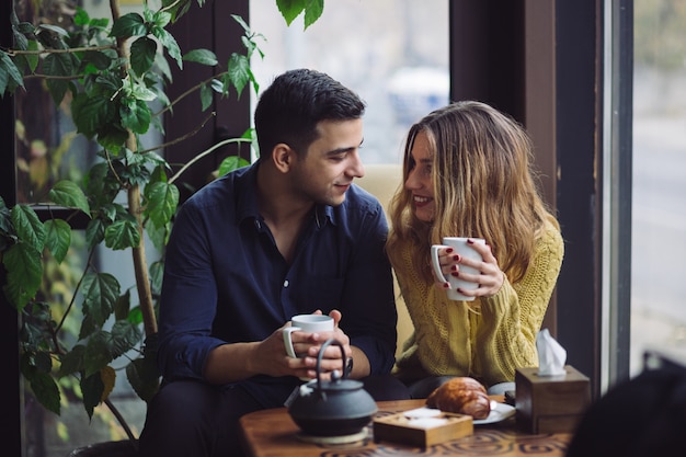 Paare In Trinkendem Kaffee Der Liebe In Der Kaffeestube Kostenlose Foto