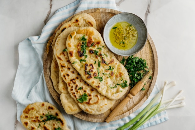 Pakistanisches essen auf holzbrett flach lag | Kostenlose Foto