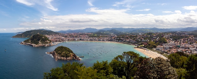 Panoramablick Auf Den Strand Von La Concha In Der Stadt San Sebastian Premium Foto