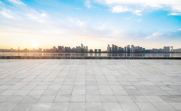 Panoramische skyline und gebäude mit leerem konkretem quadratischem boden, hangzhou, porzellan Premium Fotos