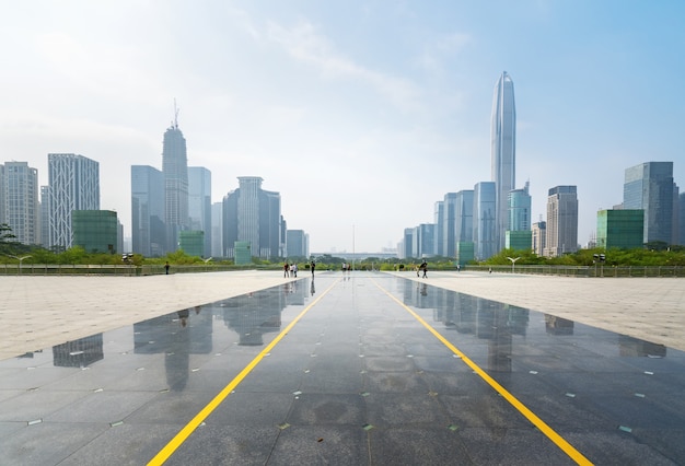 Panoramische skyline und gebäude mit leerem konkretem quadratischem boden in shenzhen, porzellan Premium Fotos
