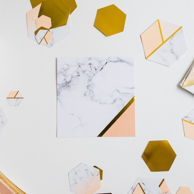 Papierdekoration marmor und gold Kostenlose Fotos