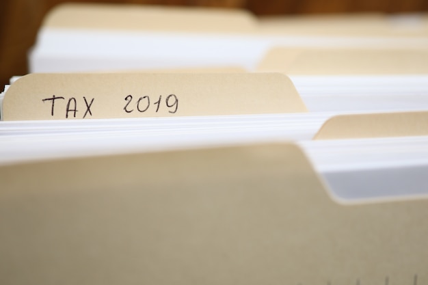 Papierordner des finanzberichts des steuerformulars 2019 Premium Fotos