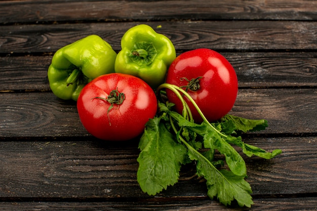 Paprika grün frisch reif zusammen mit roten tomaten und gemüse auf ...