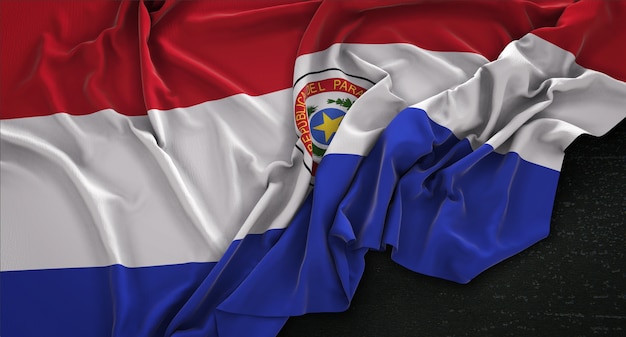 Paraguay-flagge, die auf dunklem hintergrund verstreut ist ...