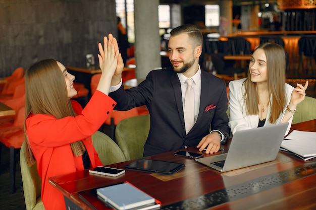 Partner, die am tisch sitzen und in einem café arbeiten Kostenlose Fotos