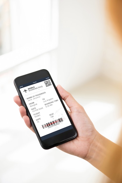Passagier, der elektronische bordkarte auf smartphoneschirm betrachtet