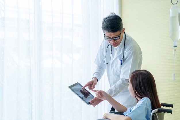 Patientin im rollstuhl mit oberarzt Premium Fotos