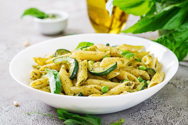 Penne nudeln mit pesto-sauce, zucchini, erbsen und basilikum ...