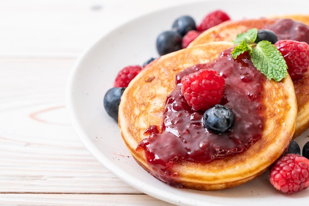 Pfannkuchen mit frischen himbeeren und heidelbeeren | Premium-Foto