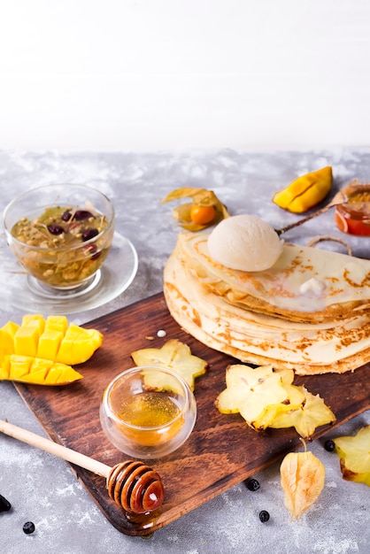 Pfannkuchen mit tee und honig vorbereiten Premium Fotos