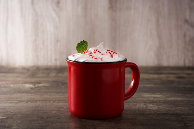 Pfefferminzkaffeemokka verziert mit zuckerstangen für weihnachten auf holztisch Premium Fotos
