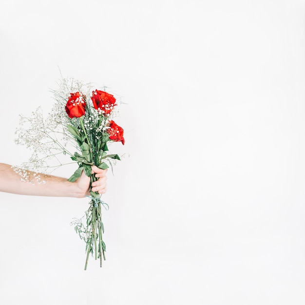 Pflanzen Sie Die Hand Die Blumenstrauss Mit Rosen Zeigt Kostenlose Foto