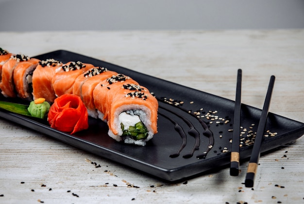Philadelphia rollt mit lachs und gurke Kostenlose Fotos