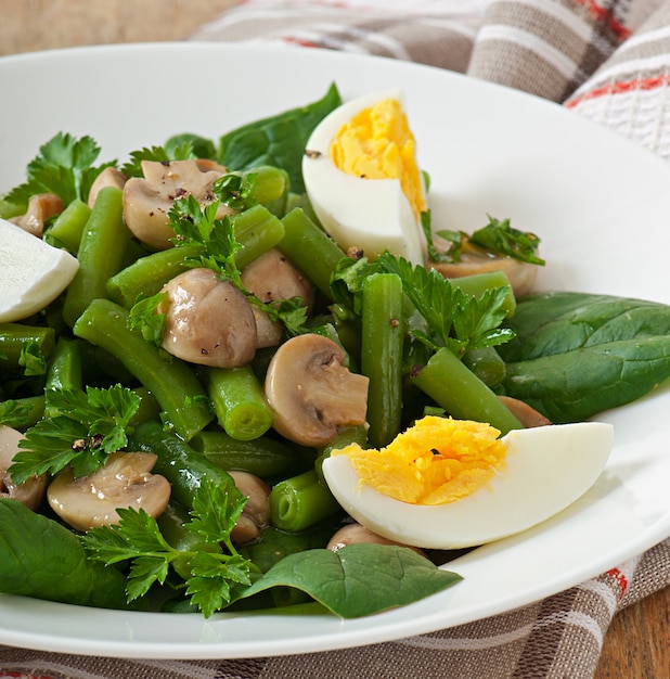 Pilzsalat mit grünen bohnen und eiern | Kostenlose Foto