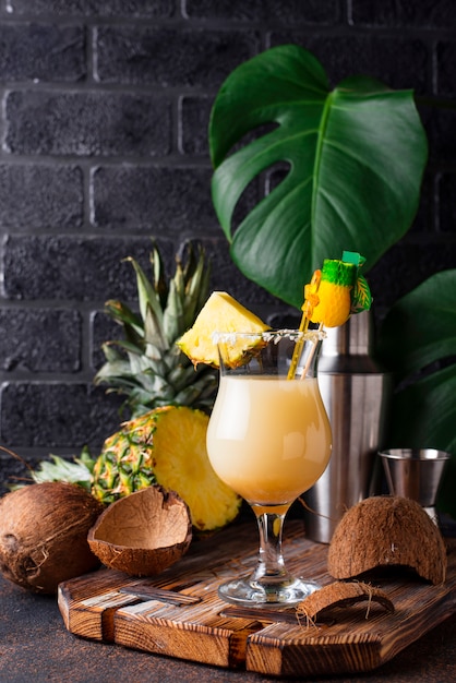 Pina colada. traditionelles karibisches cocktail Premium Fotos