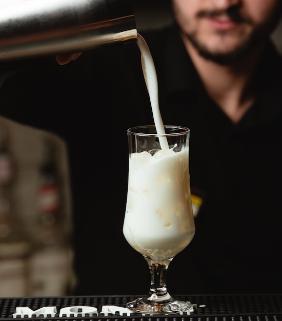 Pinacolada-cocktail im langen glas Kostenlose Fotos