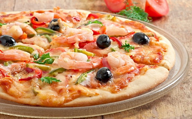 Pizza Mit Garnelen Lachs Und Oliven Kostenlose Foto