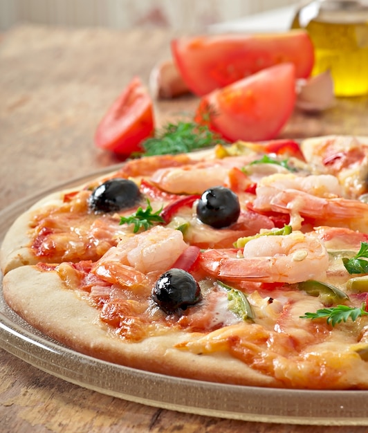 Pizza Mit Garnelen Lachs Und Oliven Premium Foto