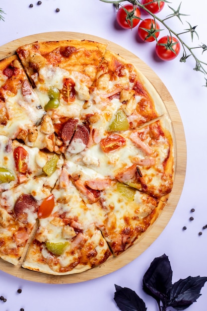 Pizza mit gemüse und tomaten | Kostenlose Foto