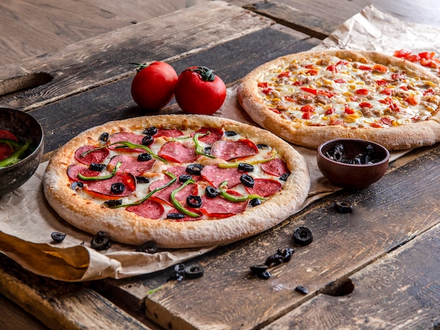 Pizza mit peperoni und hähnchen mit gemischtem gemüse | Kostenlose Foto
