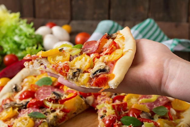 Pizza mit salami, tomate, käse und pilzen | Kostenlose Foto