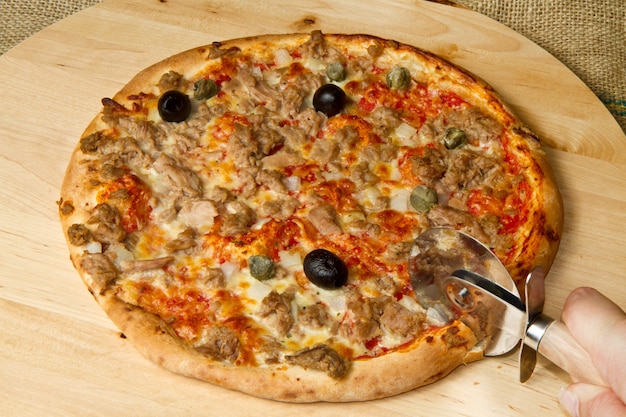 Pizza mit thunfisch und oliven | Premium-Foto