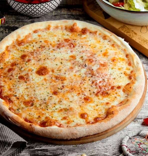 Pizza vier käse auf dem tisch | Kostenlose Foto