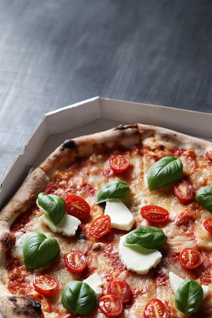 Pizza zeit! leckere hausgemachte traditionelle pizza, italienisches ...