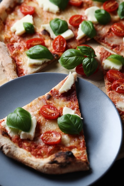 Pizza zeit! leckere hausgemachte traditionelle pizza, italienisches ...