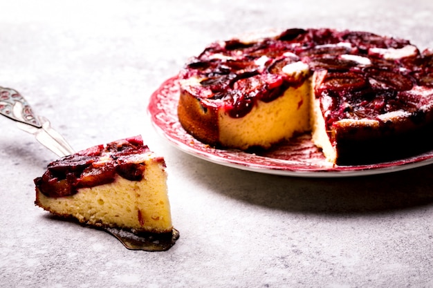 Plum pie auf hellem hintergrund. selbst gemachter süßer nachtisch. auf dem blauen hintergrund backen. Premium Fotos