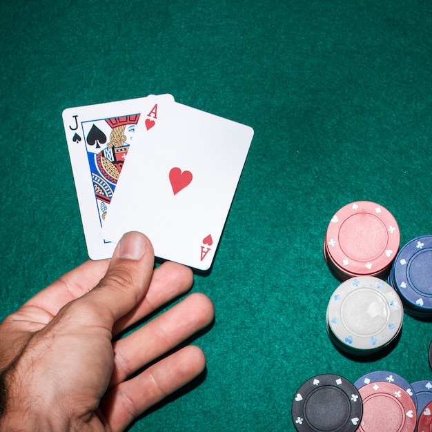 Poker Spieler Halt Jack Spaten Und Herz Ass Spielkarte Am Pokertisch Kostenlose Foto