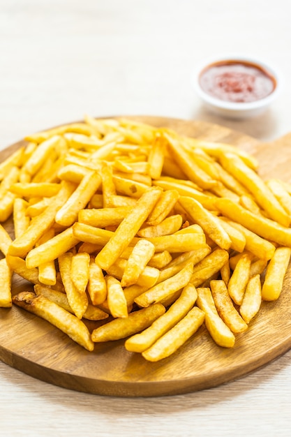 Pommes frites mit tomaten- oder ketchup-sauce | Kostenlose Foto