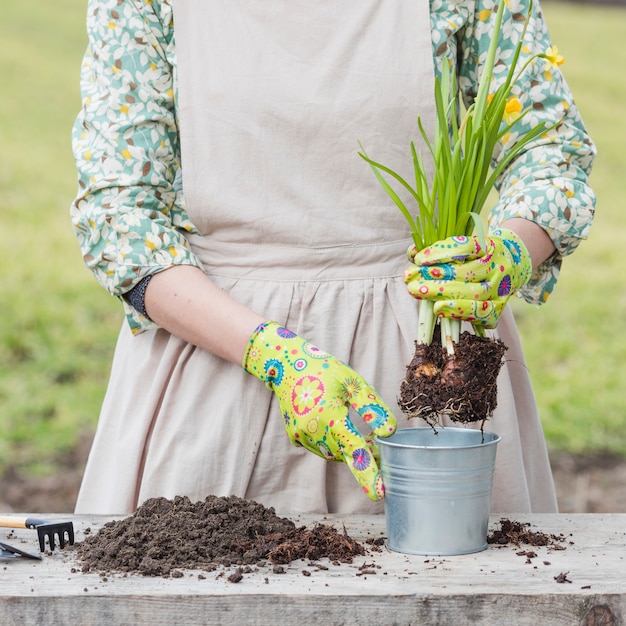 Porträt der frau, die im garten arbeitet Kostenlose Foto