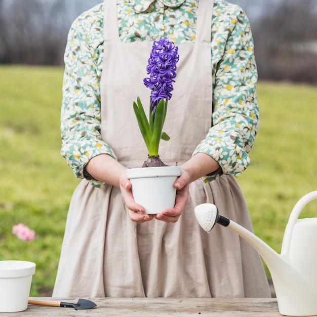 Porträt der frau, die im garten arbeitet Kostenlose Foto