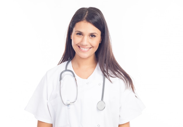 Porträt der lächelnden krankenschwester oder des brunettedoktors im weißen mantel mit stethoskop Premium Fotos