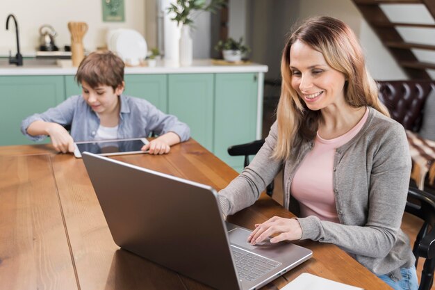 Porträt der mutter glücklich, von zu hause aus zu arbeiten