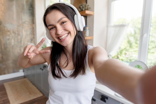 Portrt Der Positiven Frau Die Ein Selfie Nimmt Kostenlose Foto