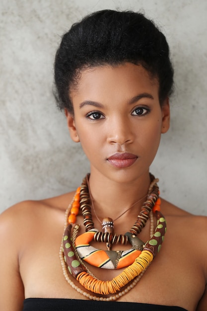 Portrat Der Schonen Jungen Schwarzen Frau Mit Traditioneller Afrikanischer Halskette Kostenlose Foto