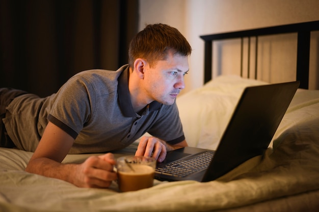 Porträt des jungen mannes, der arbeit von zu hause aus tut