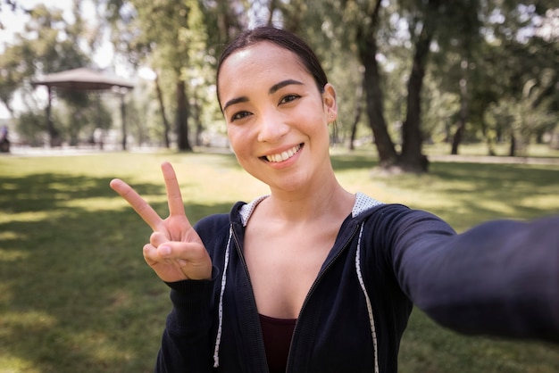 Portrt Einer Hbschen Frau Die Ein Selfie Nimmt Kostenlose Foto