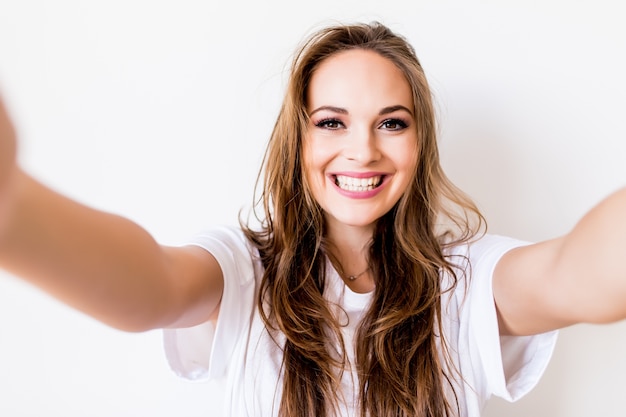 Portrt Einer Lchelnden Niedlichen Frau Die Selfie Foto Auf