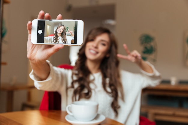 Portrt Einer Netten Frau Die Ein Selfie Nimmt Kostenlose Foto