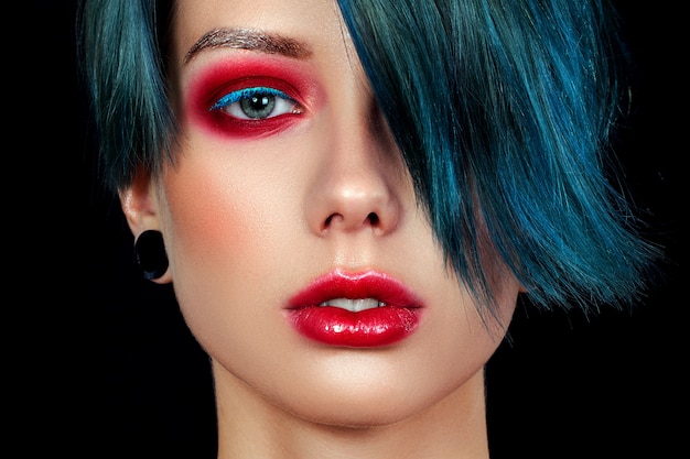 Portrat Eines Schonen Jungen Madchens Mit Einem Professionellen Make Up Madchenfreak Punkmadchen Mit Blauen Augen Roten Lippen Und Blauen Grunen Blattern Premium Foto