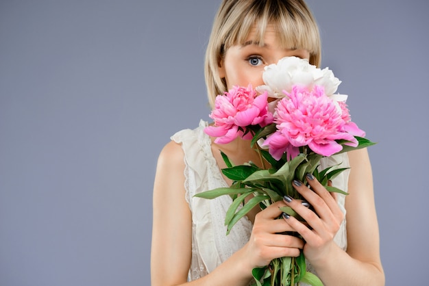 Porträt Junge Frau Mit Blumenstrauß über Grauem Hintergrund Kostenlose Foto 0287