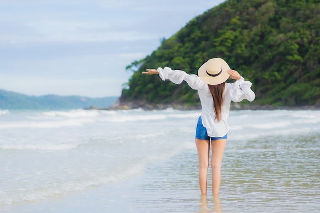 Portrat Schone Junge Asiatische Frau Entspannen Lacheln Um Strand Meer Ozean In Urlaub Urlaub Reise Reise Kostenlose Foto