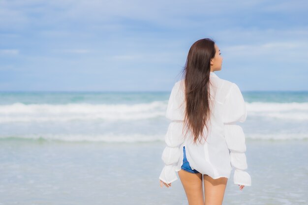 Kostenlos Foto Portrat Schone Junge Asiatische Frau Entspannen Lacheln Um Strand Meer Ozean In Urlaub Urlaub Reise Reise