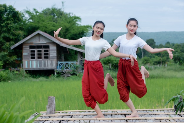 Porträt thailändischer junger dame in kunstkultur thailand dancing, thailand Kostenlose Fotos