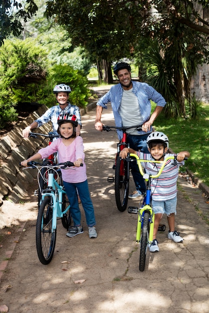 Porträt von eltern und kindern, die mit dem fahrrad im